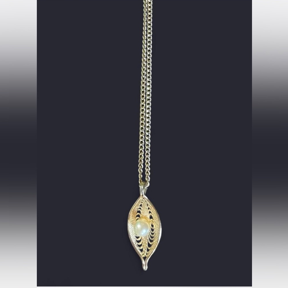 Elegant Gold Pendant Necklace